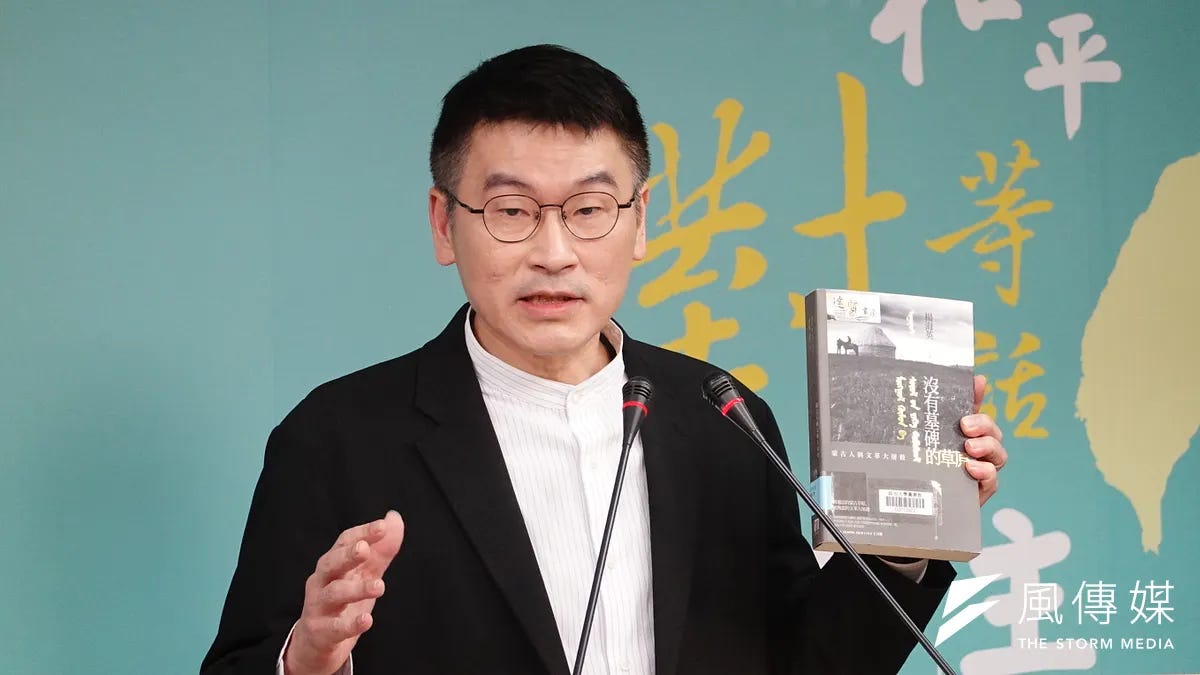 陆委会副主委拿出“八旗文化”总编辑富察出版的书籍《没有墓碑的草原》，提醒各界留意大陆《民族团结进步促进法》可能带来的制裁。（杨腾凯摄）