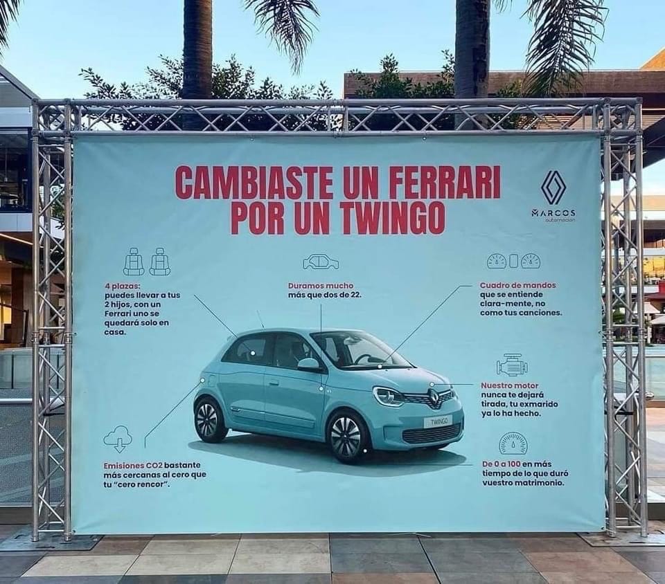 Infografica nella quale Renault spiega perché la Twingo è superiore alla Ferrari