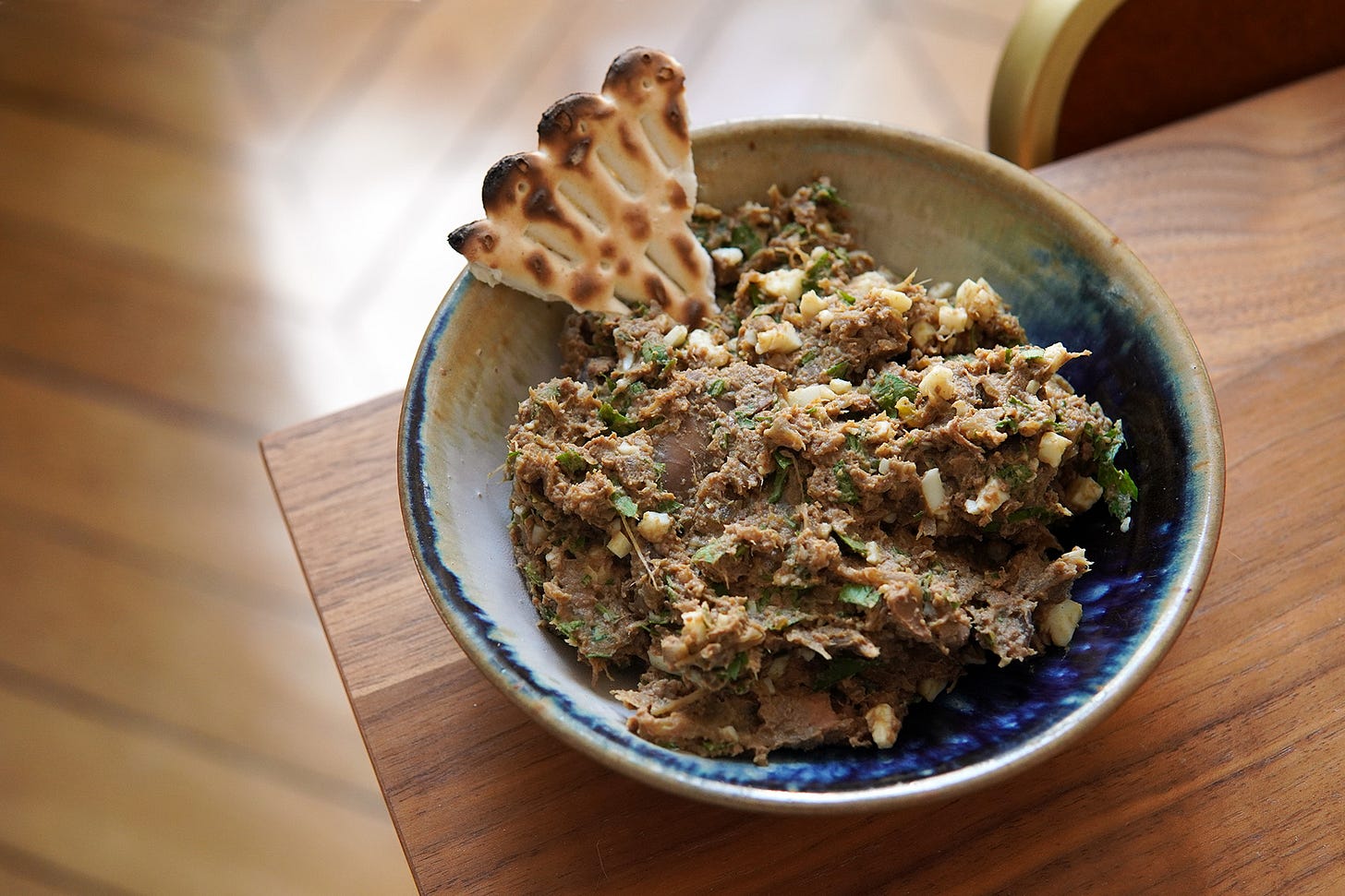 Foie de volaille haché dans un bol avec un morceau de matza