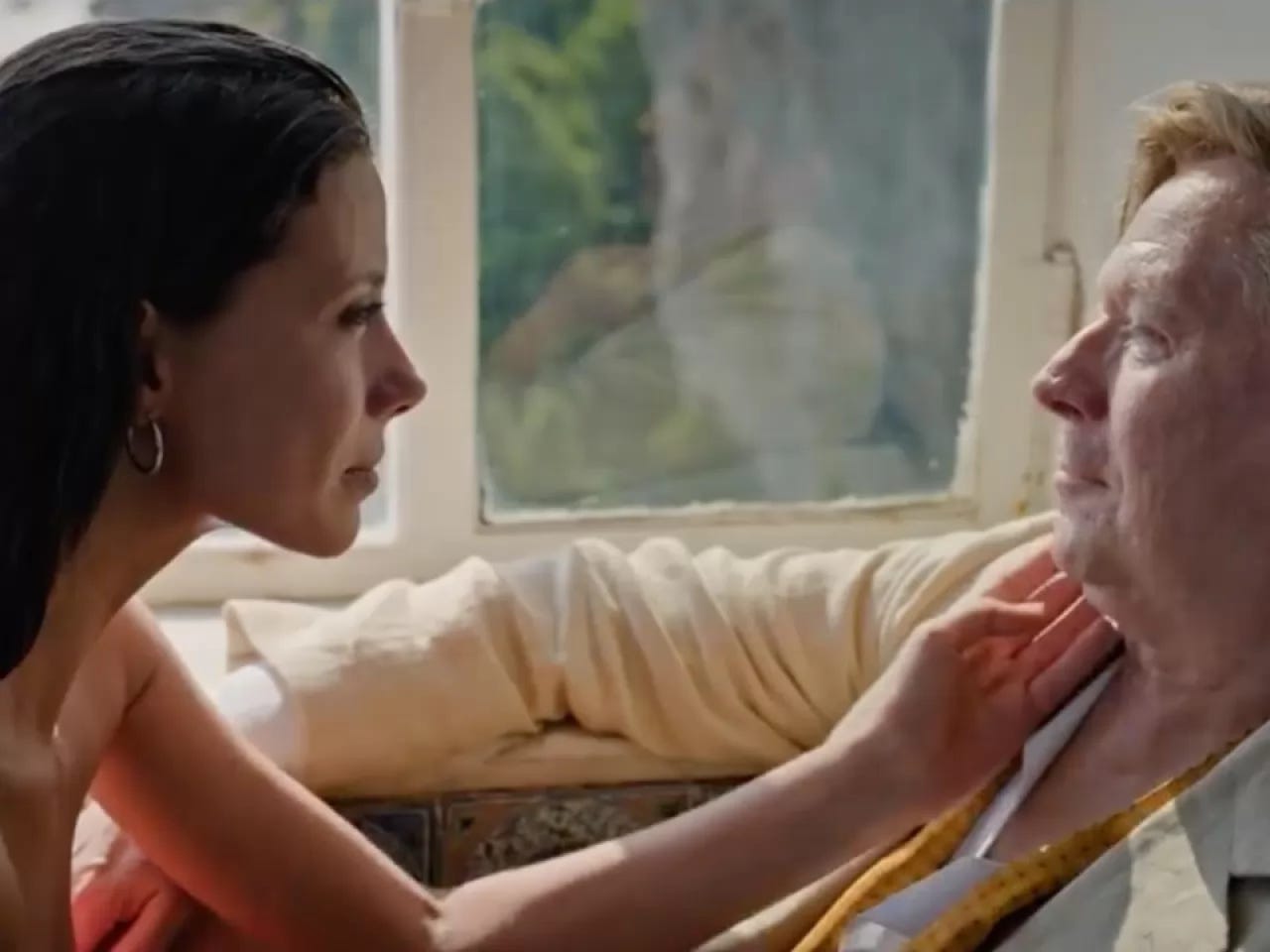 Parthenope, la trama del film di Paolo Sorrentino con Gary Oldman: di cosa  parla?