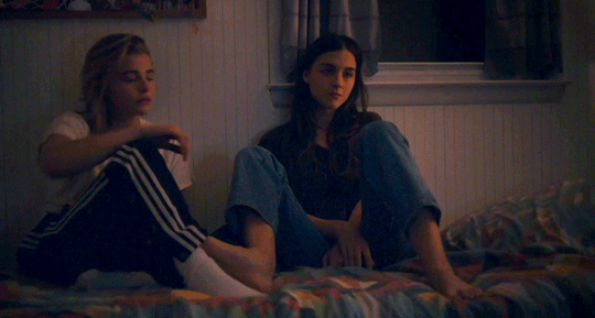 gif do filme 'o mau exemplo de cameron post', as personagens se beijam