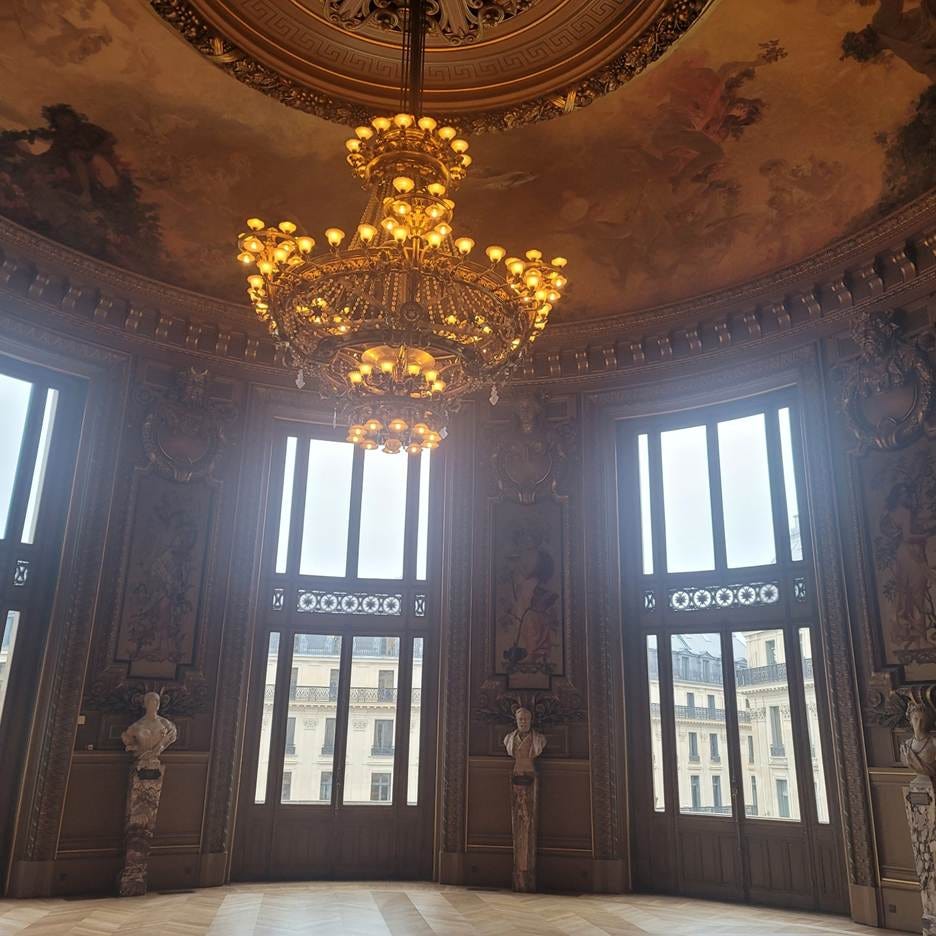 A chandelier in a room

AI-generated content may be incorrect.