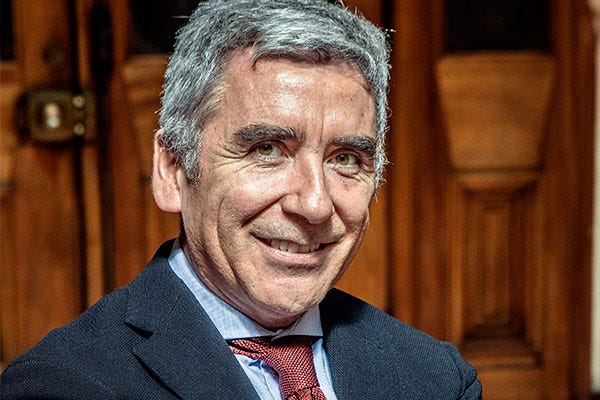 Revista Capital | UDP ratifica a Carlos Peña como rector por cuatro años más