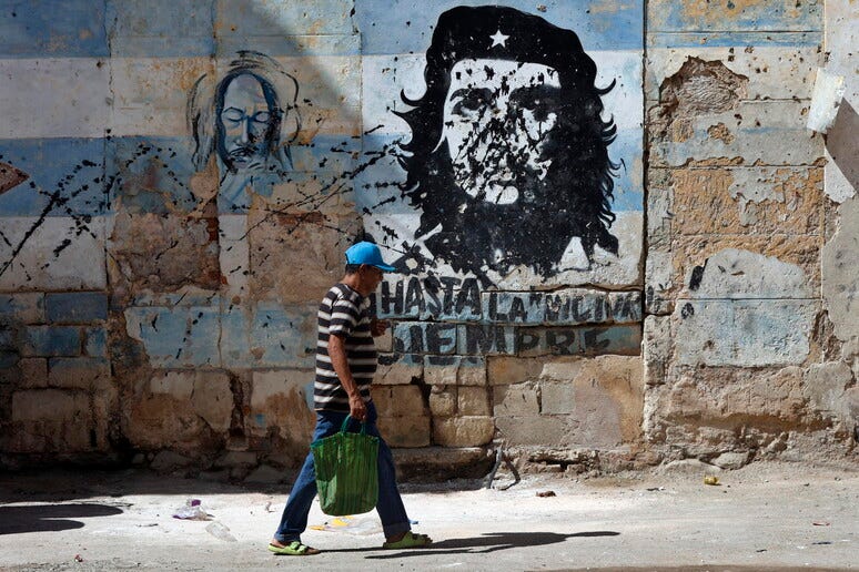 Una calle de La Habana. El recuerdo del "Che", la precariedad y pesares de hoy © ANSA/EPA Una calle de La Habana. El recuerdo del "Che", la precariedad y pesares de hoy © ANSA/EPA