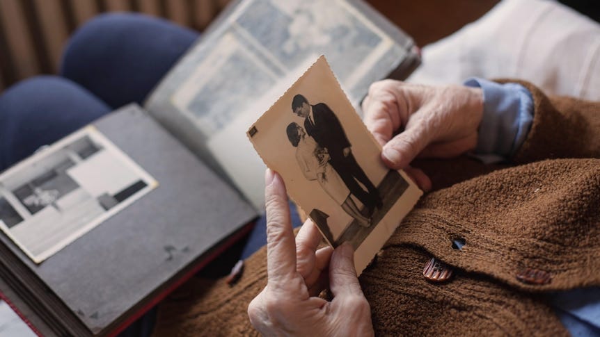 How reminiscing can improve the physical and mental health of older people  - ABC News