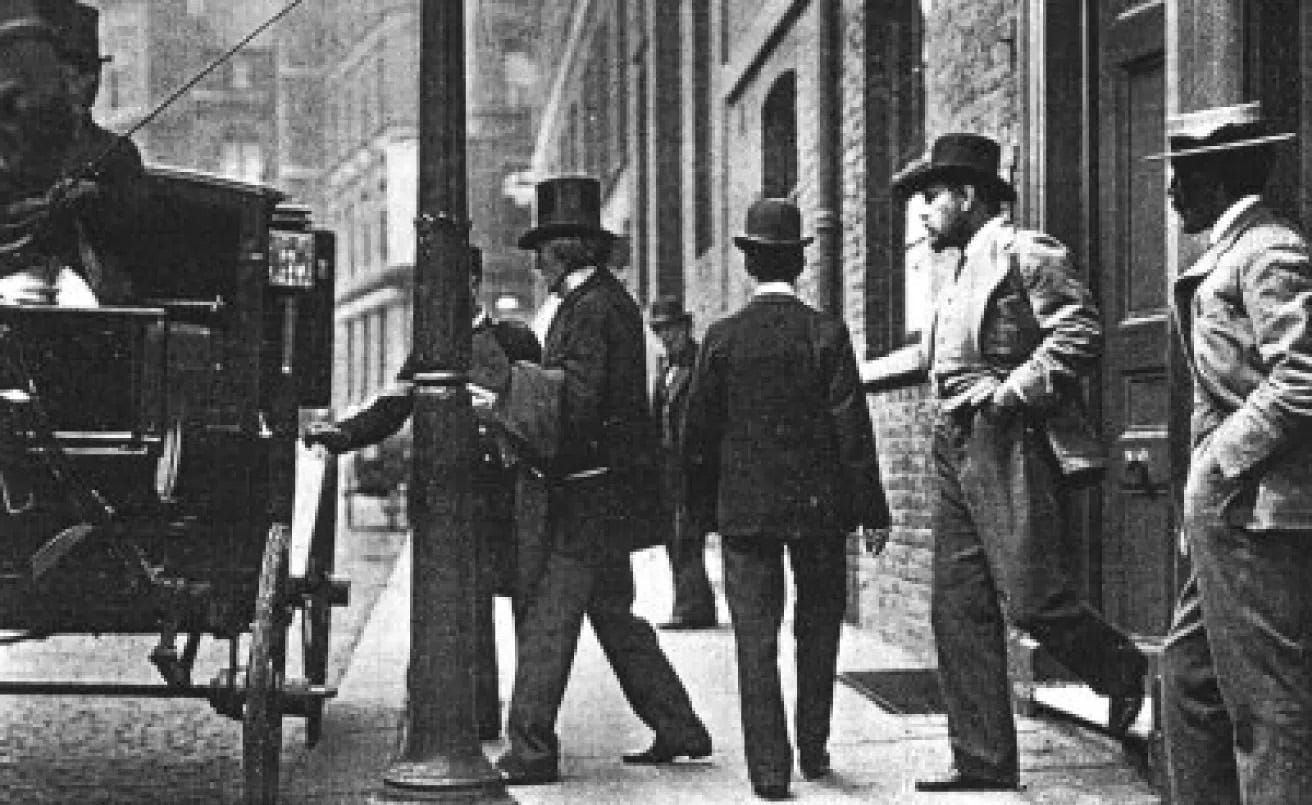 Bram Stoker e Henry Irving lasciano il Lyceum Theatre.