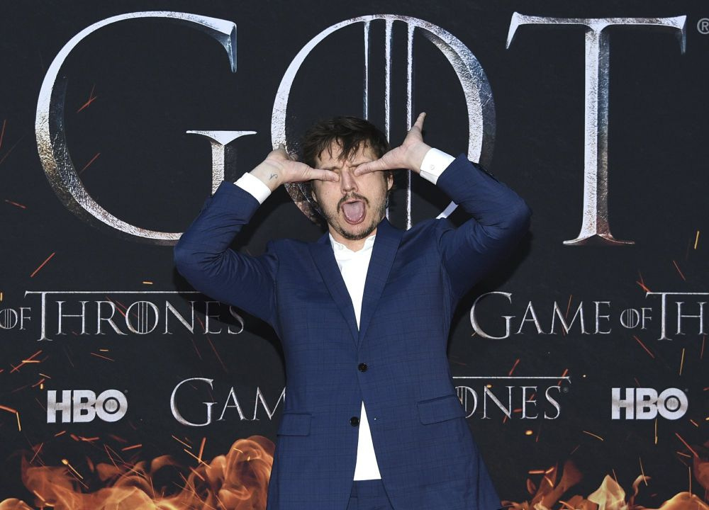 pedro pascal jams fingers in eye at game of thrones final season premiere 2019 pedro pascal jams fingers in eye at game of thrones final season premiere 2019