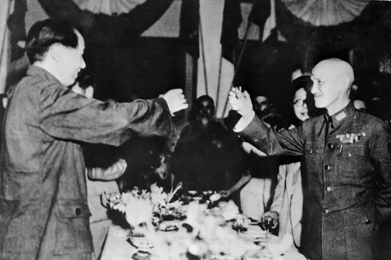 1945年国共和谈时蒋介石和毛泽东互相敬酒