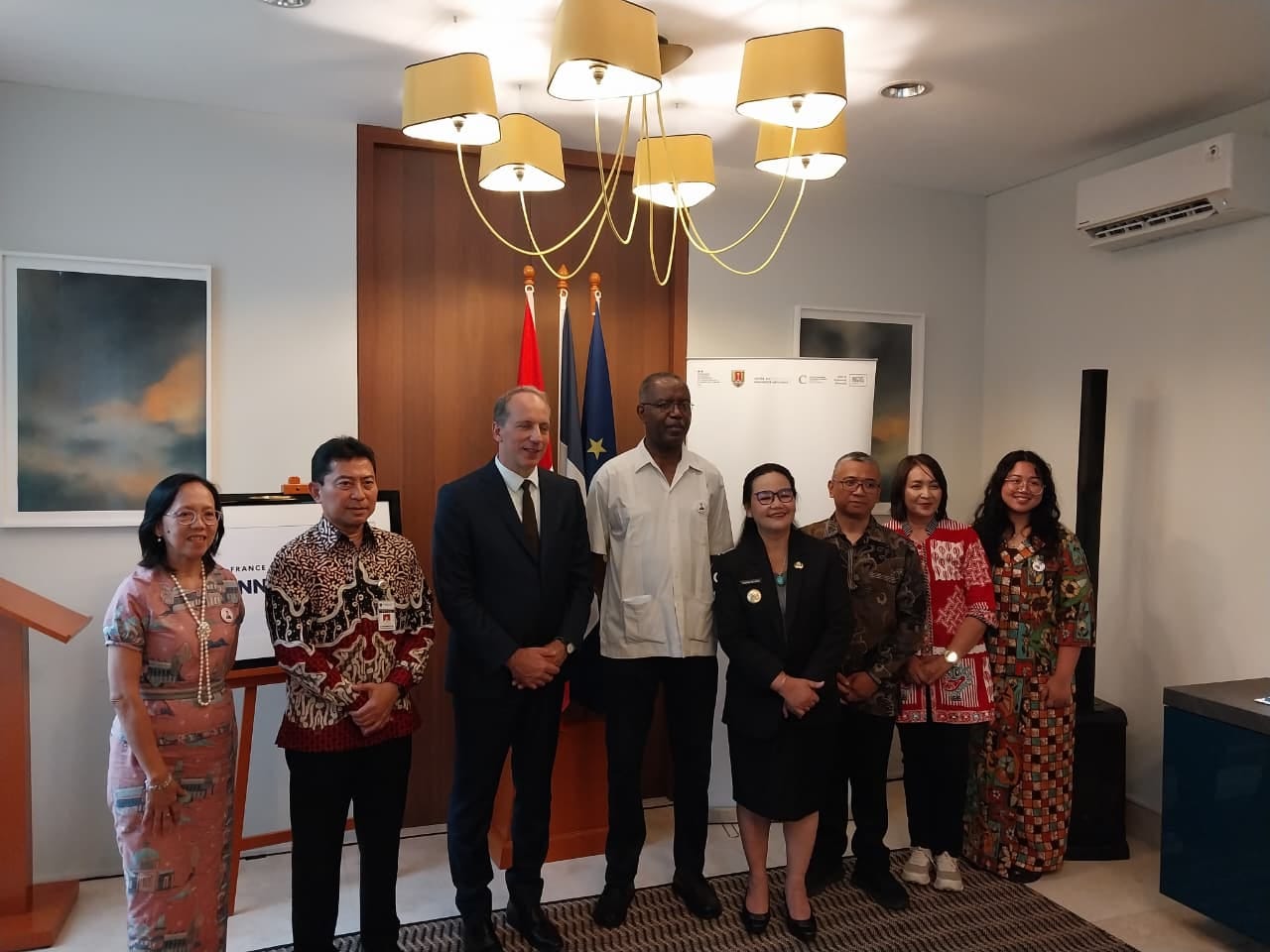 French Ambassador Fabien Penone, novelist Louis-Philippe Dalembert, and Semarang Mayor Agustina Wilujeng Pramestuti at the Rimbaud Residency press conference in Jakarta. French Ambassador Fabien Penone, novelist Louis-Philippe Dalembert, and Semarang Mayor Agustina Wilujeng Pramestuti at the Rimbaud Residency press conference in Jakarta.