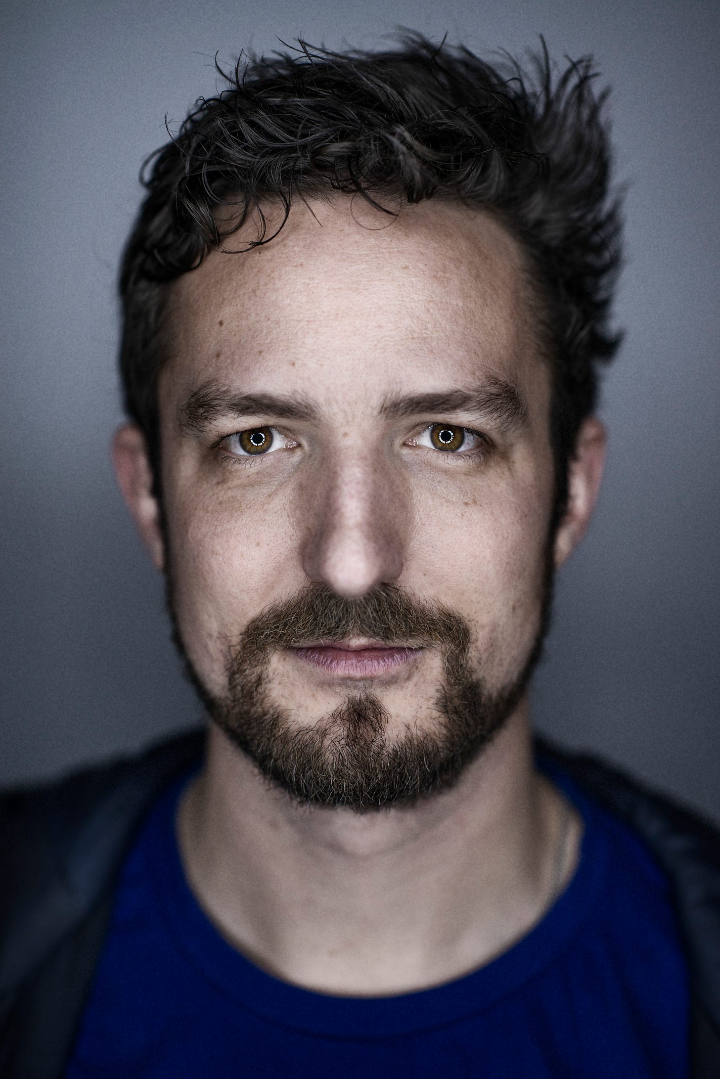 Close-up portrait of musician Frank Turner looking directly at the camera for his Tarot DMs interview Close-up portrait of musician Frank Turner looking directly at the camera for his Tarot DMs interview