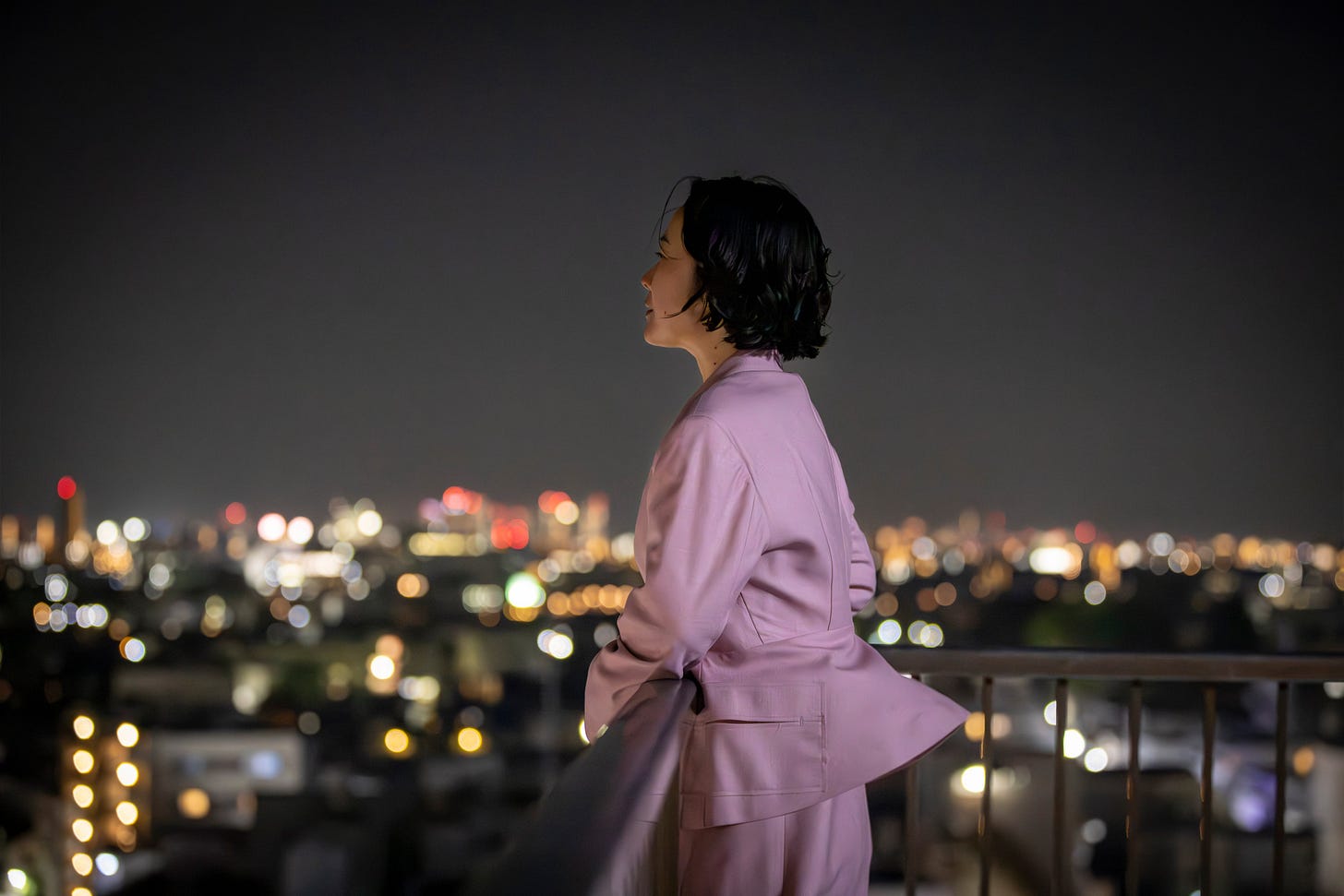 ドラマの場面写真
建物の屋上から夜空を見上げる
星野茉莉(ほしの・まつり)役の黒木華(くろき・はる)。 ドラマの場面写真
建物の屋上から夜空を見上げる
星野茉莉(ほしの・まつり)役の黒木華(くろき・はる)。