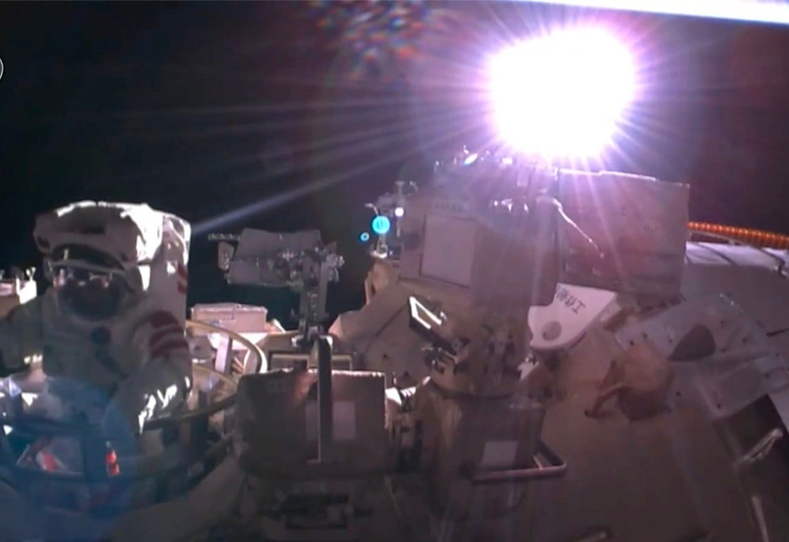 Ye Guangfu emerging from the Wentian Module.