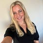 Rebecca Roberts's avatar