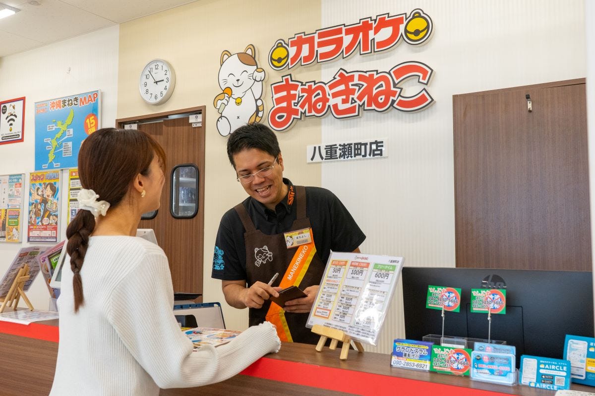 カラオケまねきねこ』沖縄の最新店・八重瀬町店をひーぷーガール “かーこー”が徹底リポート♪【PR】 | OKITIVE