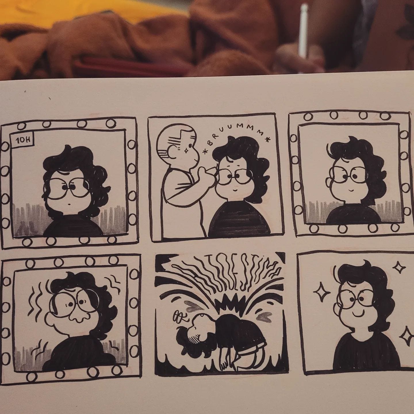 Seis quadros desenhados em canetinha preta com blocos de cor. Uma mulher se olha numa penteadeira com uma moldura de luzes, seu cabelo é preto. São 10h. O cabelereiro com um corte na régua passa a máquina na lateral direita da cabeça dela, ela dá um sorriso de leve. Na moldura de luzes, o sorriso cresce. Seu corpo inteiro vibra. O núcleo do seu corpo é atingido por uma energia intensa que eleva a mulher por inteira, com a cabeça e os braços pernas soltos, o óculos voa, AUTOESTIMA. A mulher sorri um sorriso contagiante. Seis quadros desenhados em canetinha preta com blocos de cor. Uma mulher se olha numa penteadeira com uma moldura de luzes, seu cabelo é preto. São 10h. O cabelereiro com um corte na régua passa a máquina na lateral direita da cabeça dela, ela dá um sorriso de leve. Na moldura de luzes, o sorriso cresce. Seu corpo inteiro vibra. O núcleo do seu corpo é atingido por uma energia intensa que eleva a mulher por inteira, com a cabeça e os braços pernas soltos, o óculos voa, AUTOESTIMA. A mulher sorri um sorriso contagiante.