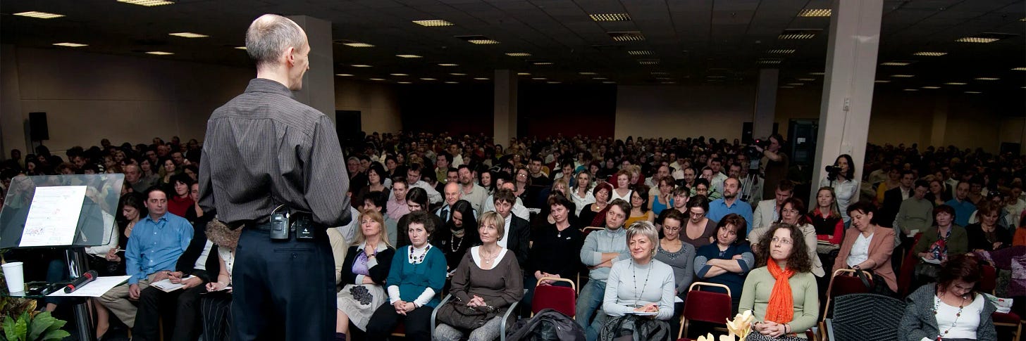 A szerző, Manhertz József 1200 fős hallgatóság előtt tart előadást. Helyszín: Lurdy Ház.