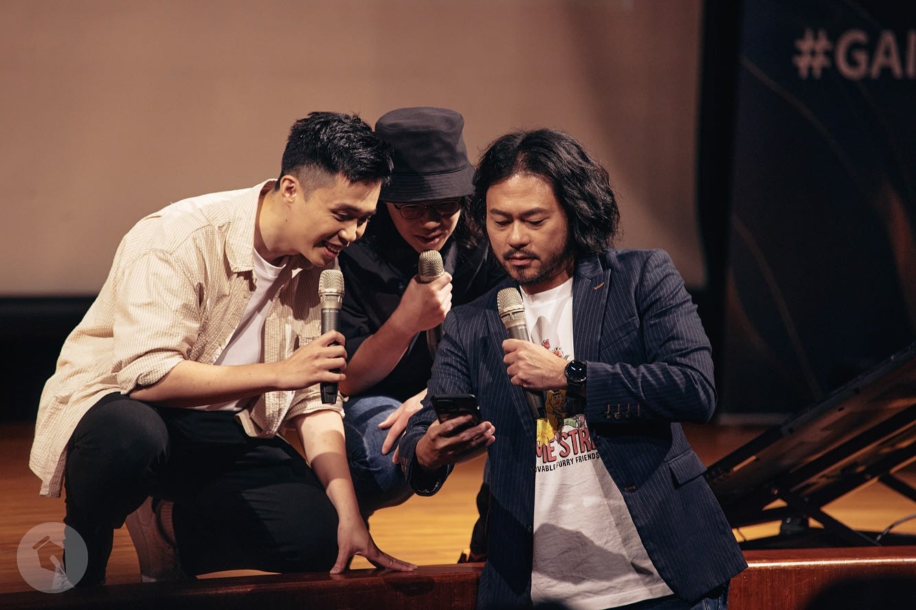 可能是 2 個人、樂器和文字的圖像