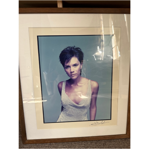 A framed photo of a person

AI-generated content may be incorrect.