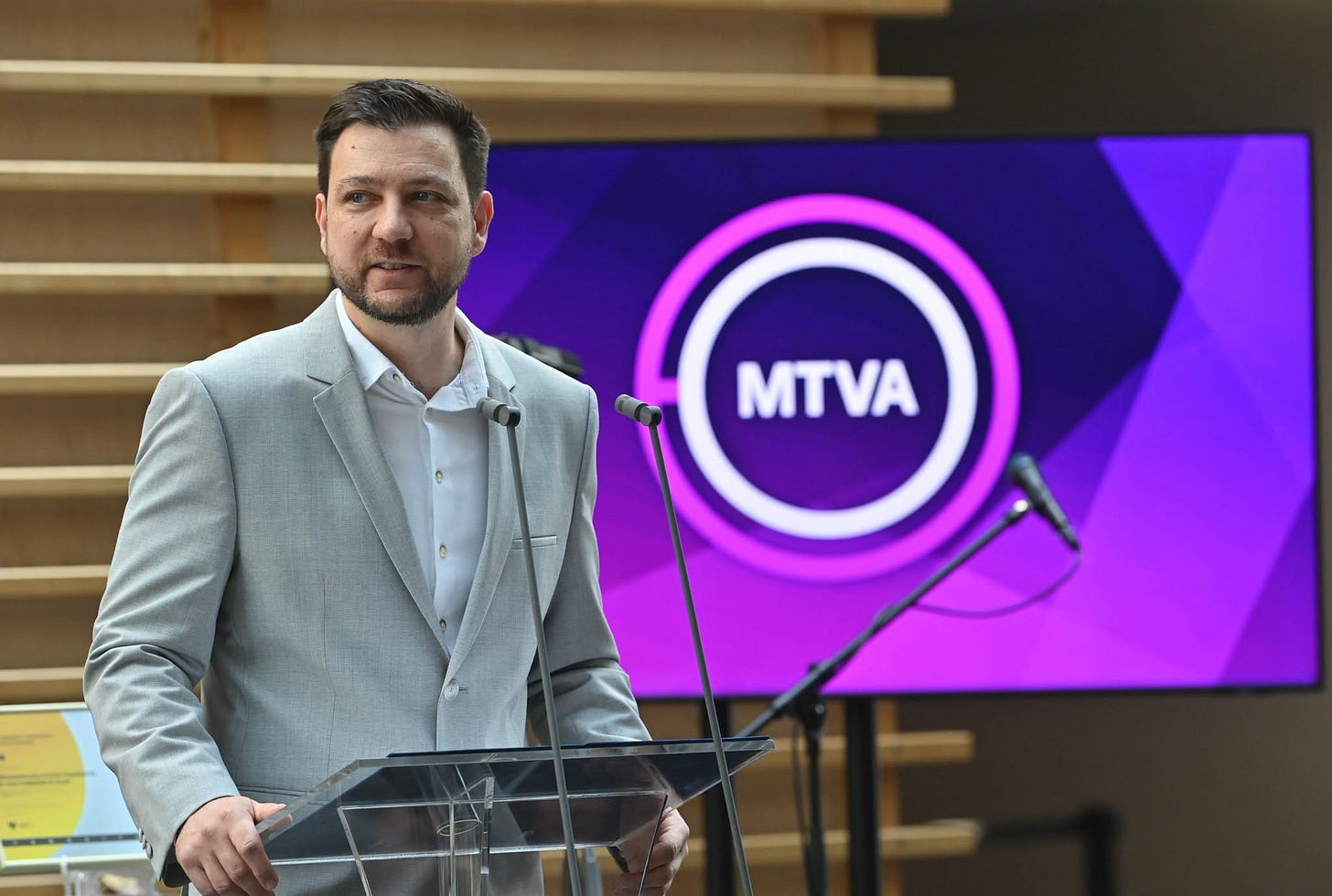 Lehet, hogy egy kép erről: öltöny és , szöveg, amely így szól: „MTVA” Lehet, hogy egy kép erről: öltöny és , szöveg, amely így szól: „MTVA”