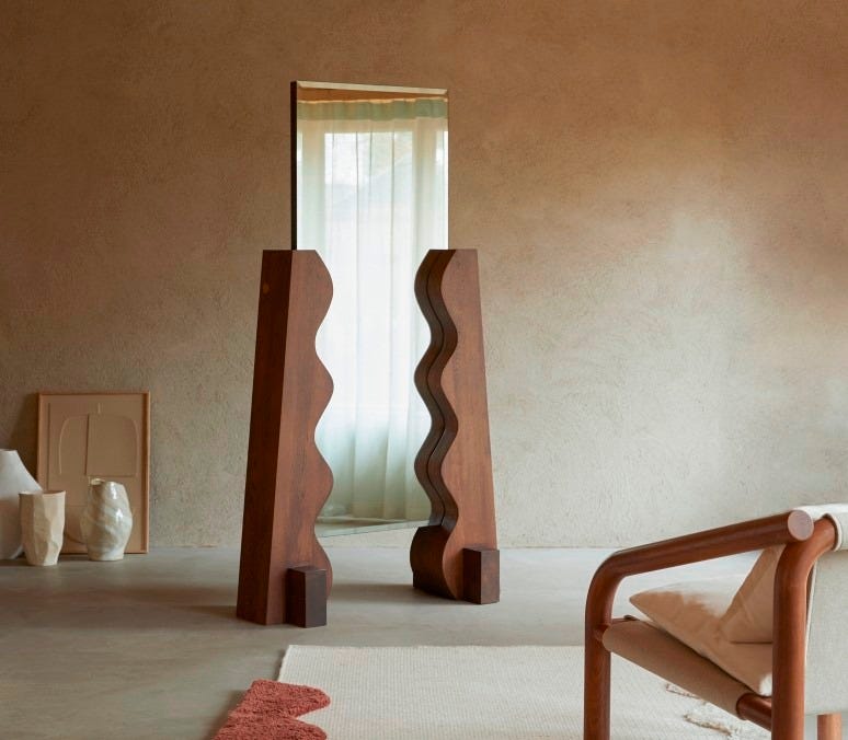 Opéra freestanding mirror with wooden wavy framed detail