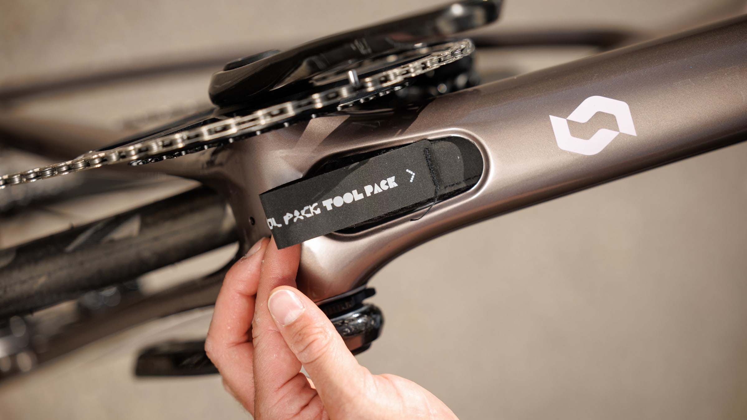 2025 Scott Addict down tube storage