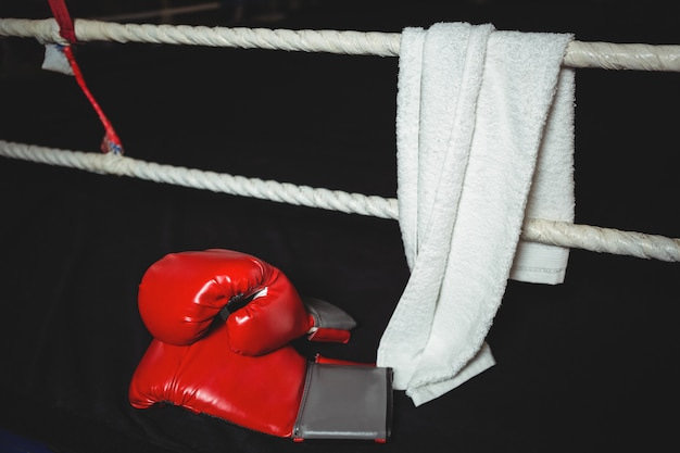 Free photo boxing gloves and a towel in boxing ring