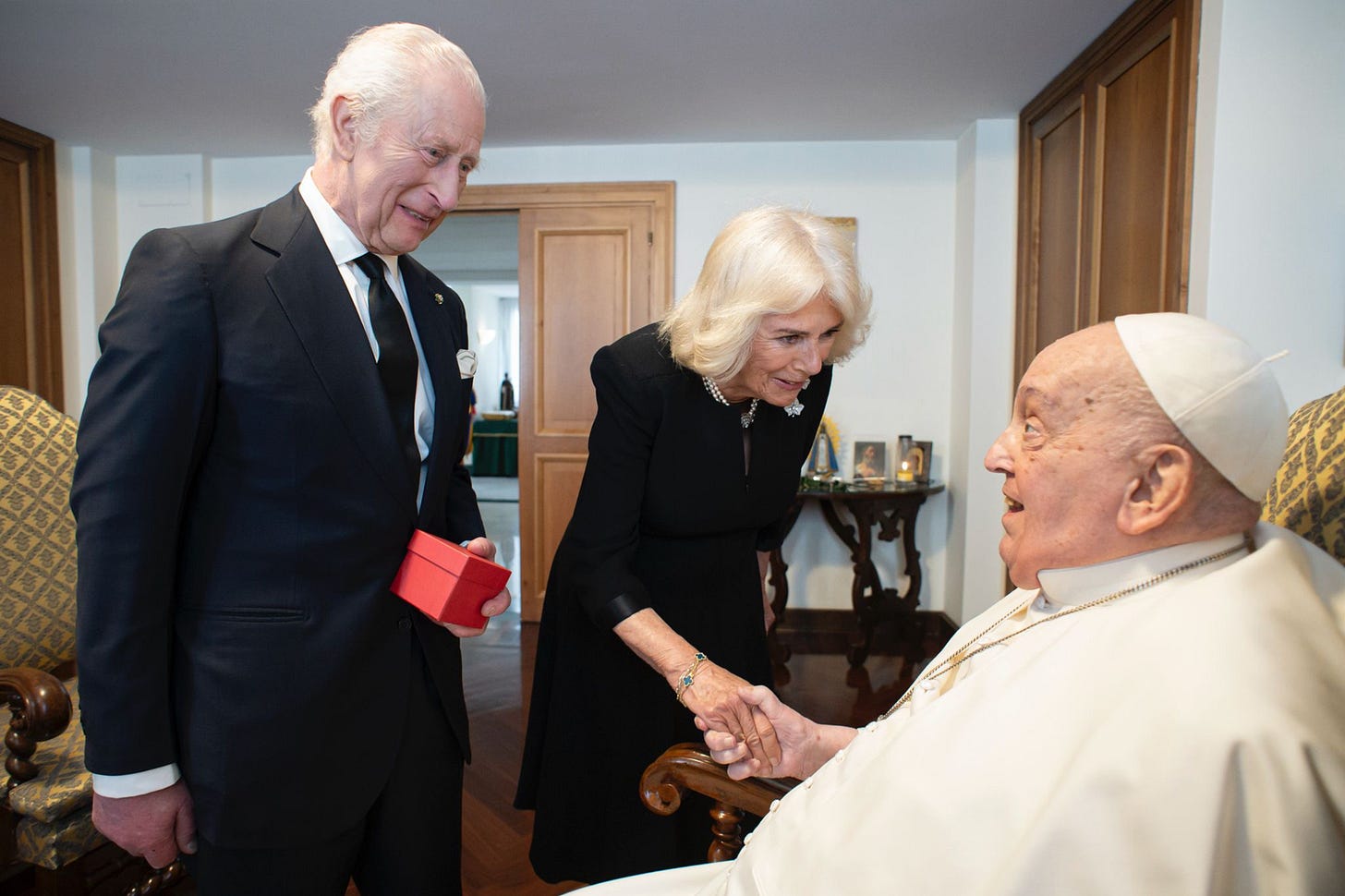 Man and woman shaking hand of Pope