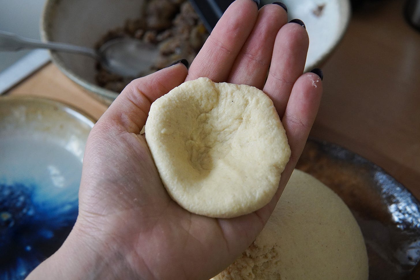 le disque de pâte dans la main, il est épais