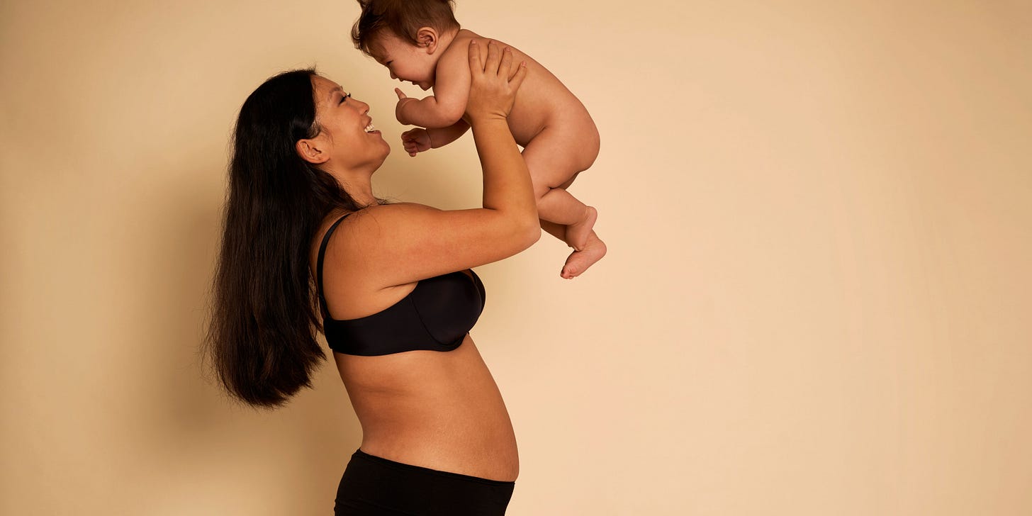 Mulher com filho pós parto
