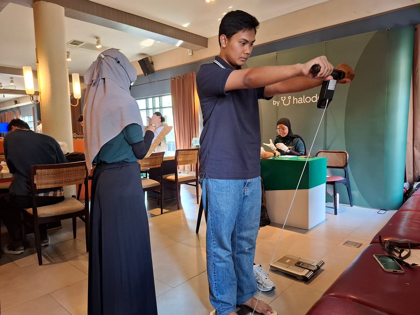 A Halofit staff member measures a participant’s Body Mass Index (BMI) during a health check in Menteng, Central Jakarta, highlighting Indonesia’s growing obesity challenge and the country’s push for digital health solutions. A Halofit staff member measures a participant’s Body Mass Index (BMI) during a health check in Menteng, Central Jakarta, highlighting Indonesia’s growing obesity challenge and the country’s push for digital health solutions.