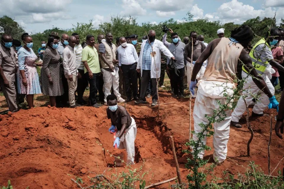 During the excavation of the bodies of victims of the sect, in Shakahola, April 25, 2023. © Yasuyoshi CHIBA / AFP During the excavation of the bodies of victims of the sect, in Shakahola, April 25, 2023. © Yasuyoshi CHIBA / AFP