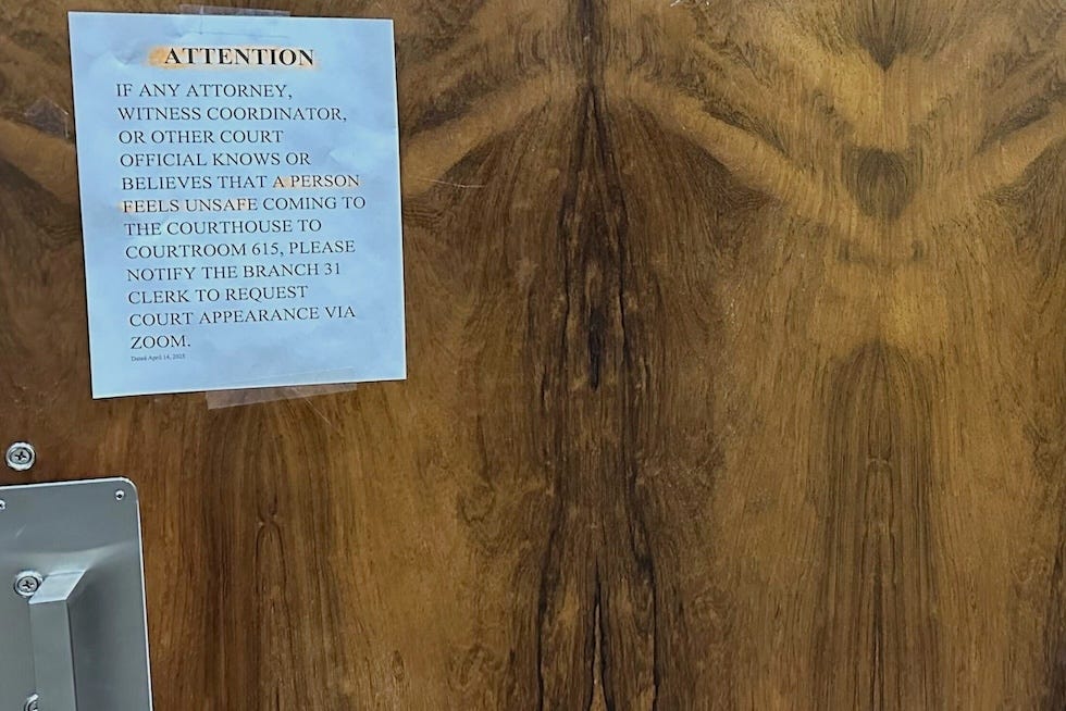 Su un foglio di carta attaccato fuori dall'aula di tribunale della giudice Hannah Dugan a Milwaukee si legge: «Attenzione, se un avvocato, un coordinatore dei testimoni o altri funzionari del tribunale sanno o ritengono che una persona si senta in pericolo a venire in tribunale nell'aula 615, chieda all'impiegato di prevedere la partecipazione attraverso Zoom» Su un foglio di carta attaccato fuori dall'aula di tribunale della giudice Hannah Dugan a Milwaukee si legge: «Attenzione, se un avvocato, un coordinatore dei testimoni o altri funzionari del tribunale sanno o ritengono che una persona si senta in pericolo a venire in tribunale nell'aula 615, chieda all'impiegato di prevedere la partecipazione attraverso Zoom»