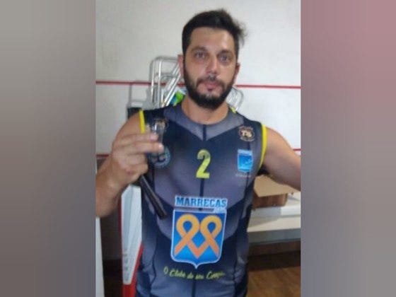 May be an image of 1 person, playing basketball and text that says '2 MARRECAS 88'