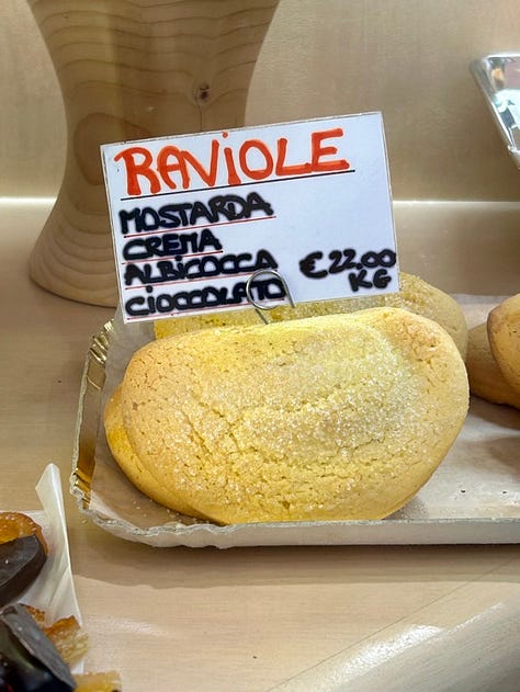Raviole tutti i gusti; raviole della Salumeria Bruno e Franco prodotte nel loro laboratorio; raviole del Forno Atti