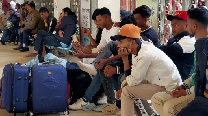 左图：滞留的旅客；右图：停运的列车。来源: Dhaka Tribune