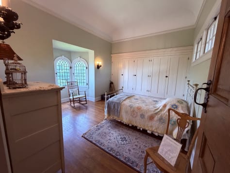 bedroom, furniture