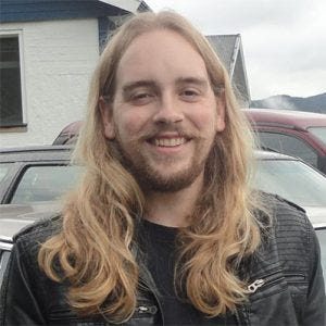 20260619_rodrigodios A imagem contém um homem, seu cabelo é grande e loiro. Ele usa uma jaqueta