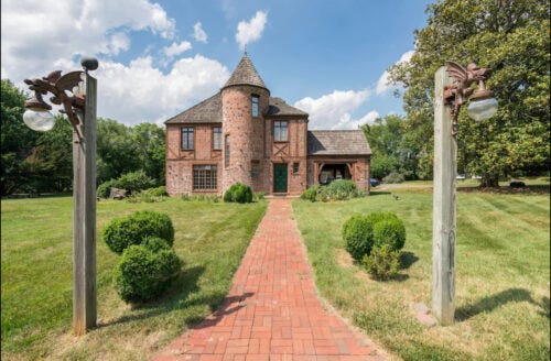 Image of Redwall Castle from the Mocoshow website Image of Redwall Castle from the Mocoshow website