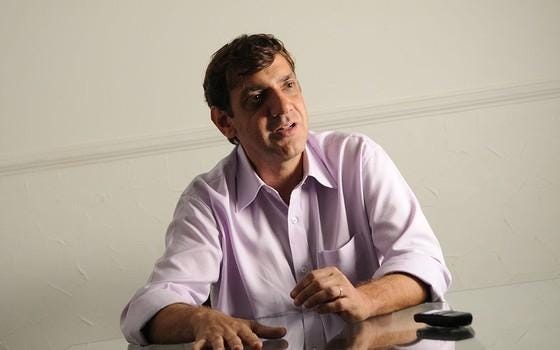 Homem sentado em frente a parede branca

O conteúdo gerado por IA pode estar incorreto.