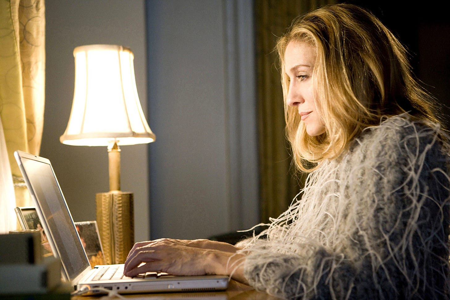Carrie Bradshaw types her column