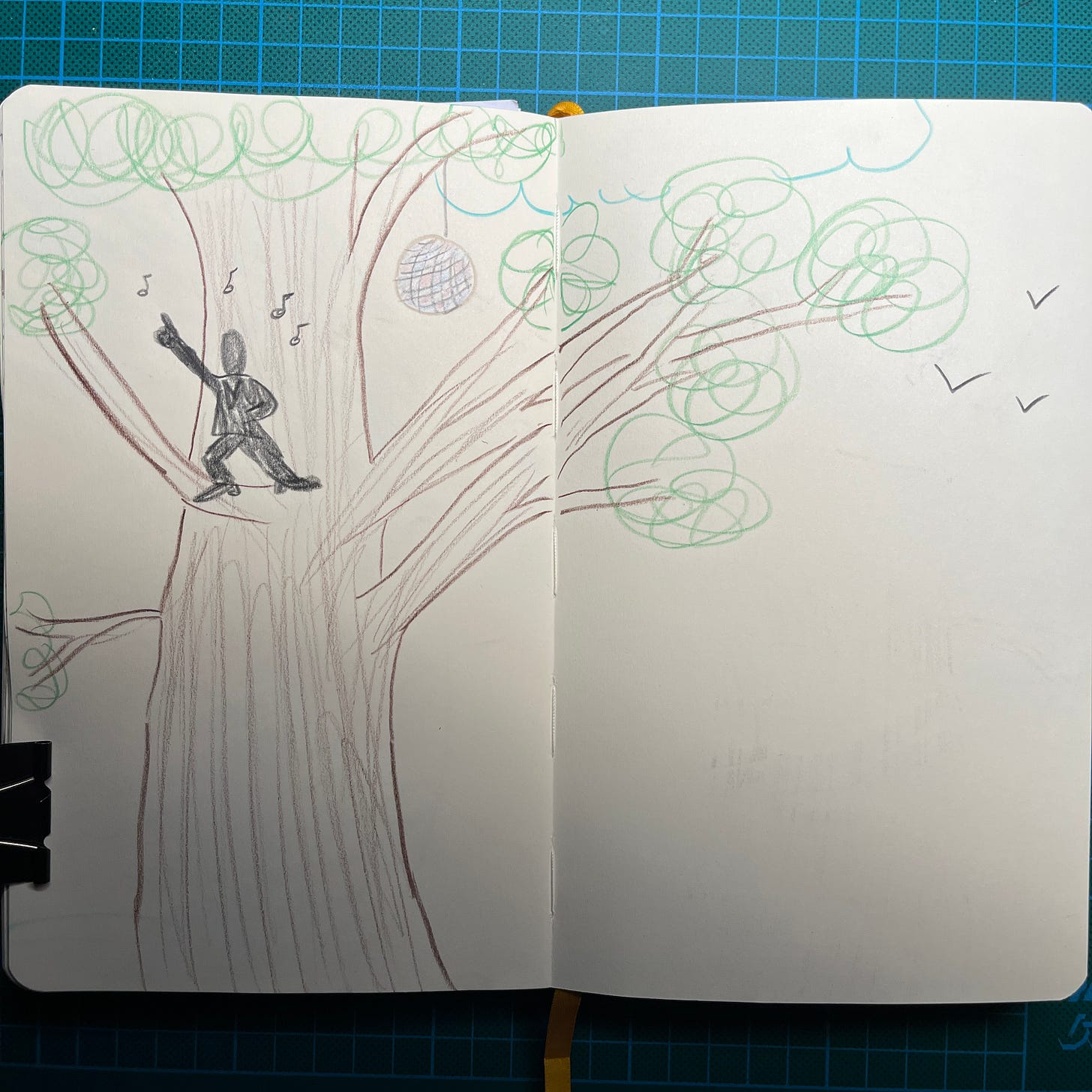 Photo d'une page de mon sketchbook où j'ai dessiné notre bonhomme bâtons qui danse le disco sur la branche d'un arbre. Il y a une boule à facettes accrochée à une branche plus haute.