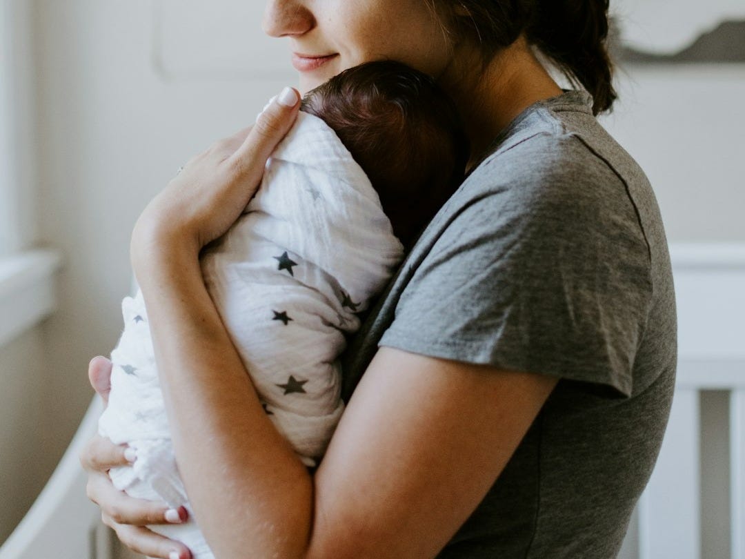 Gestes de premiers secours : comment un couple a sauvé un bébé en arrêt respiratoire Gestes de premiers secours : comment un couple a sauvé un bébé en arrêt respiratoire