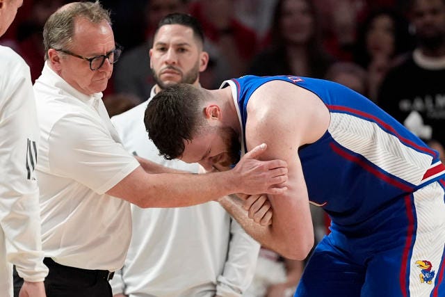 No. 14 Kansas star Hunter Dickinson dislocates right shoulder in loss to  No. 1 Houston - Yahoo Sports