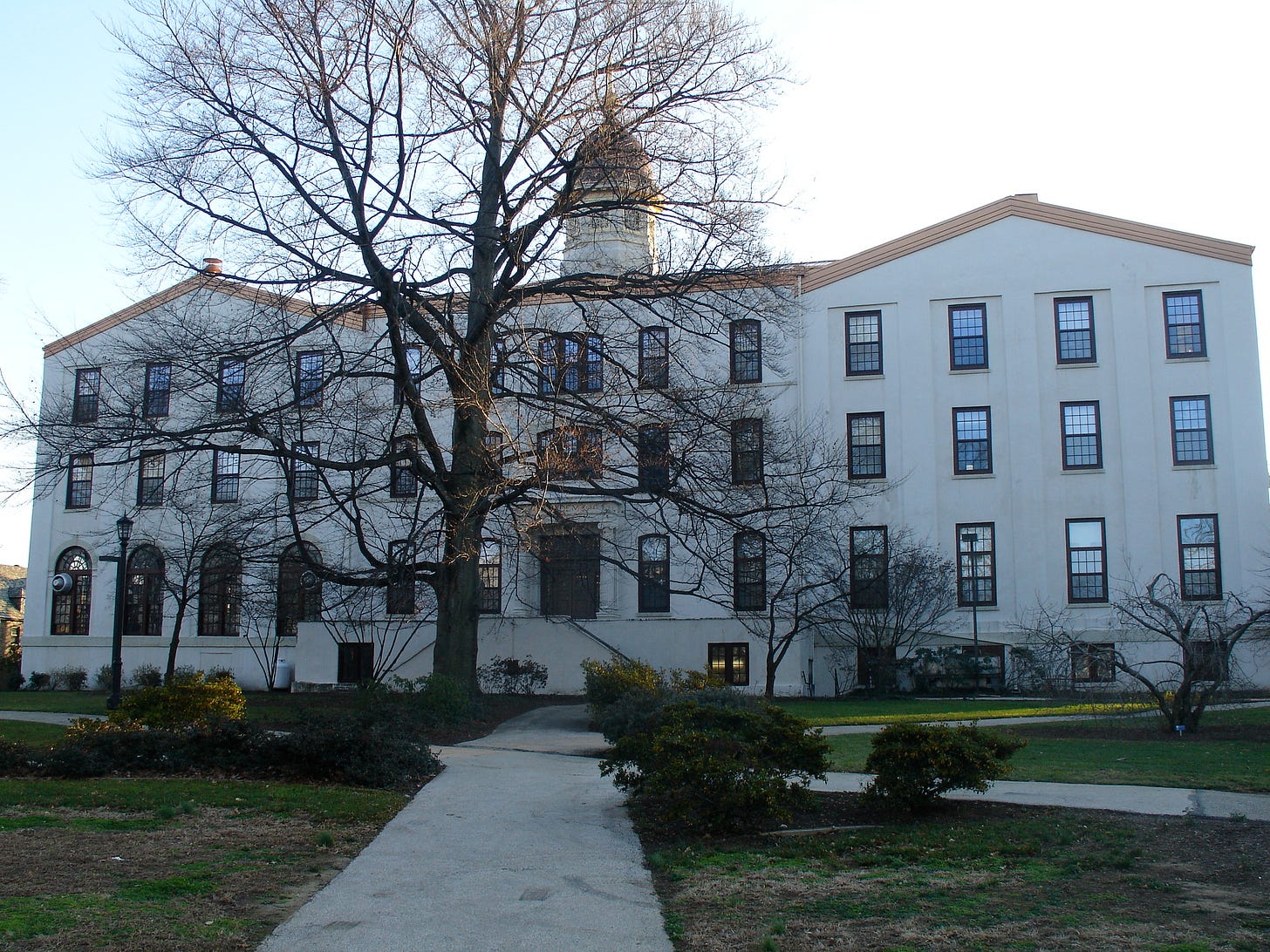 https://upload.wikimedia.org/wikipedia/commons/9/9b/Villanova_alumni_hall.JPG
