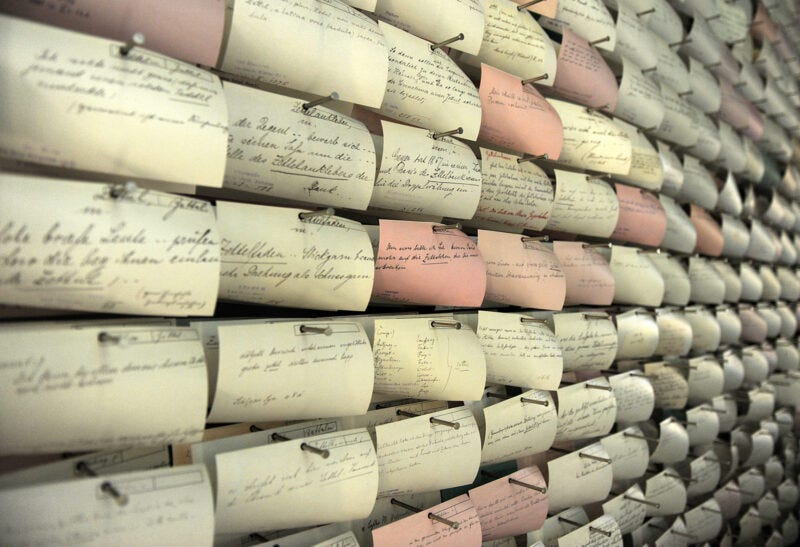 1119 Zettel, die heute in der GRIMMWELT ausgestellt sind und die Arbeitsweise der Grimms darstellen