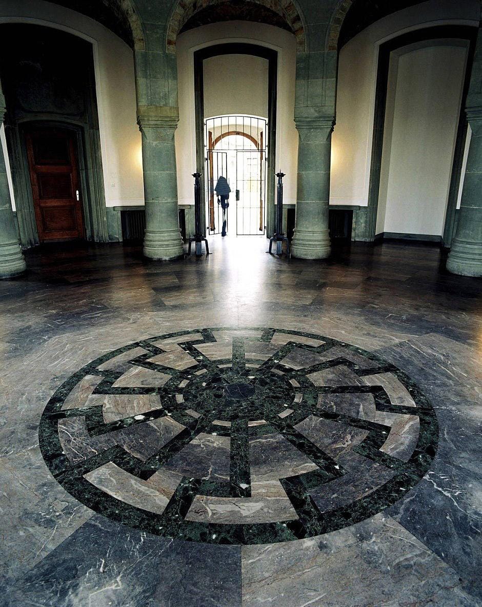 Το μωσαϊκό του μαύρου ήλιου στο Obergruppenführersaal, ή General's Hall στο...