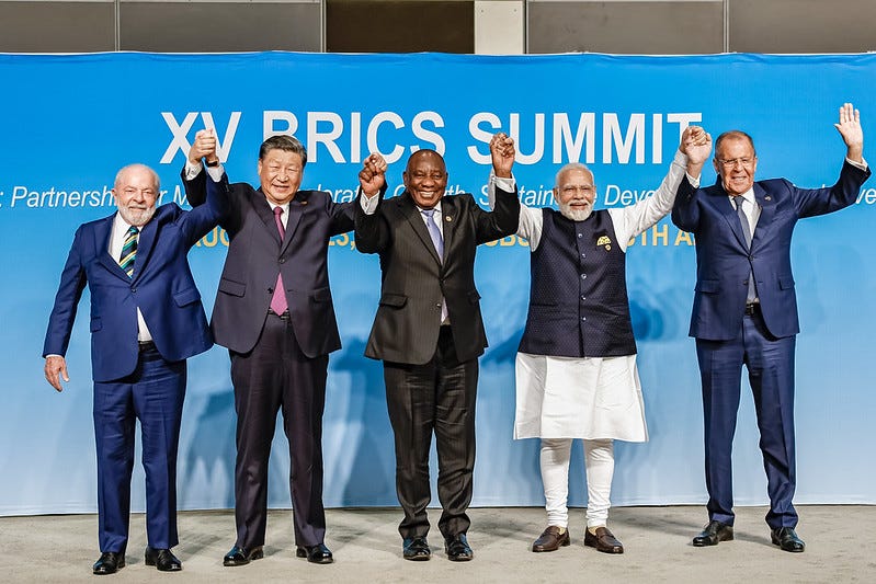 Foto dos líderes na XV cúpula dos brics, com lula, xi, cyril, modi e lavrov de mãos dadas para cima Foto dos líderes na XV cúpula dos brics, com lula, xi, cyril, modi e lavrov de mãos dadas para cima