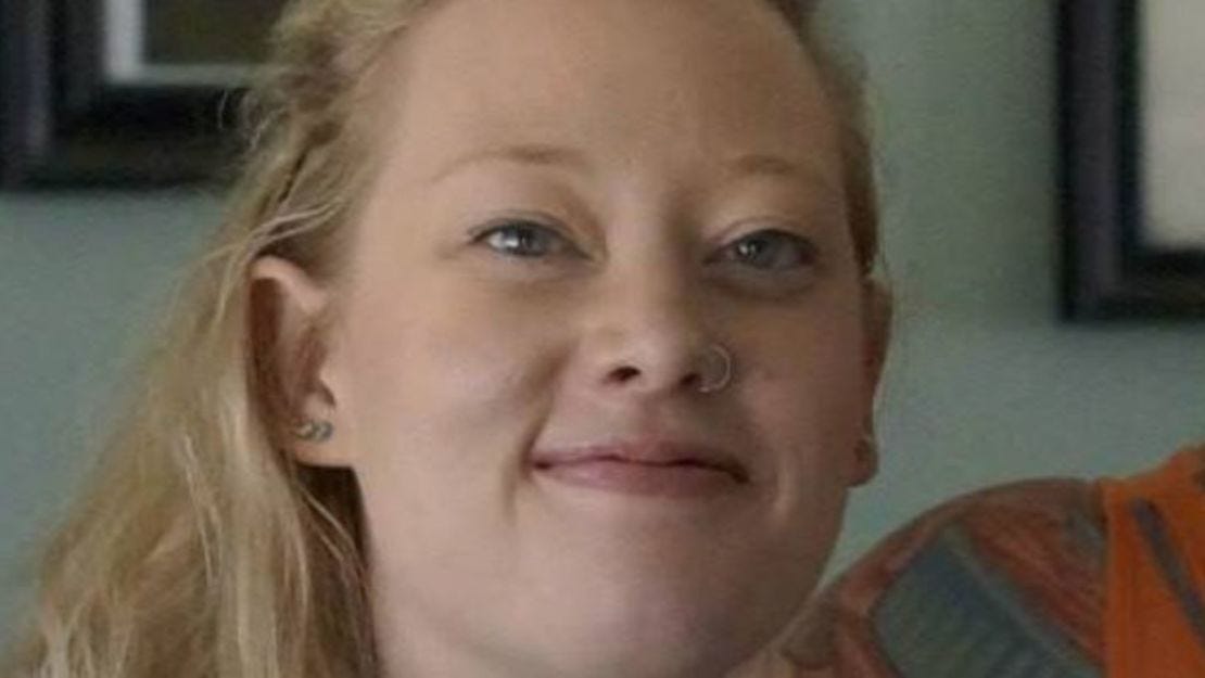 Renee Nicole Good, quien murió a tiros el miércoles a manos de un agente de ICE en Minneapolis, aparece en esta foto familiar publicada en 2017 en la página de Facebook de su madre.