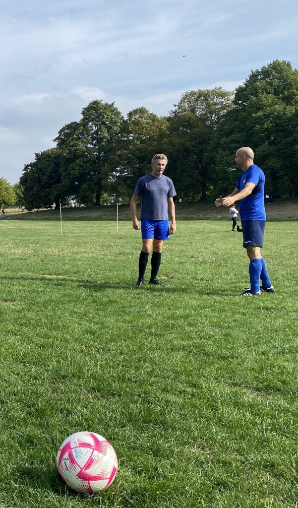 Julien and Paride discuss strategies before the match