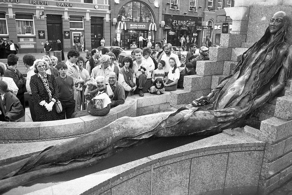 Flashback: The dramatic unveiling of the 'Floozy in the Jacuzzi' | Irish  Independent